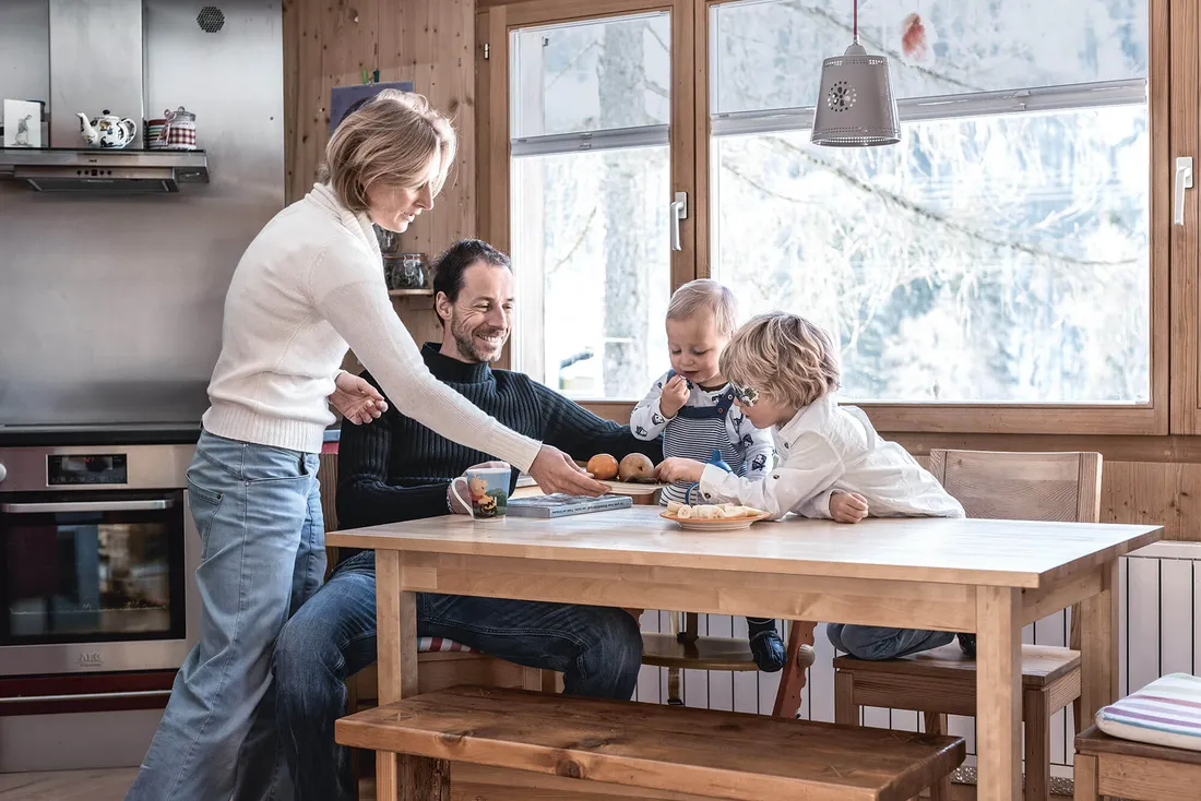 Junge Familie am Küchentisch
