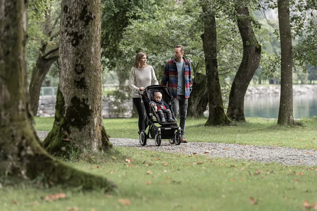Familie spaziert am See