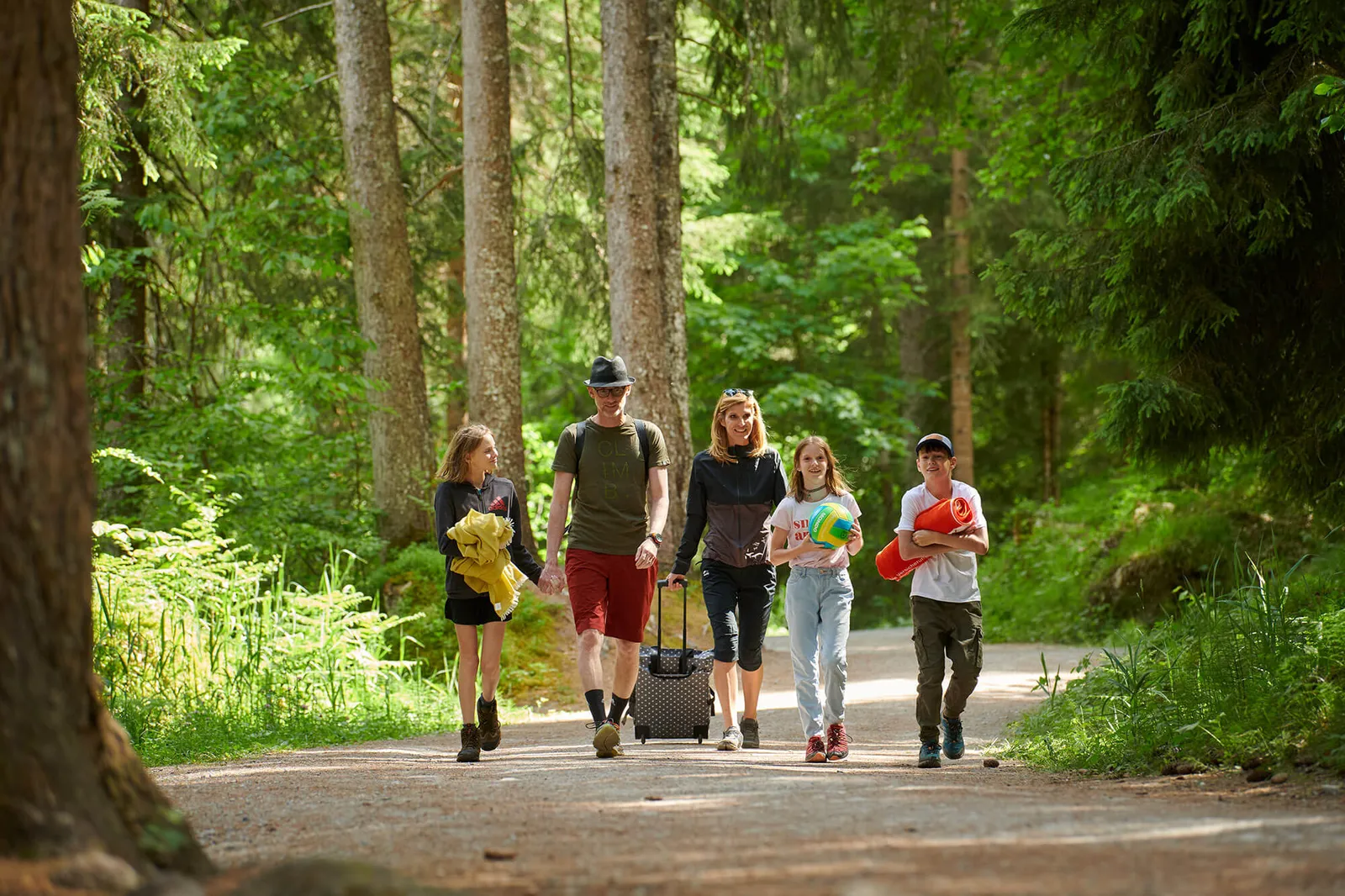 Familie spaziert im Wald