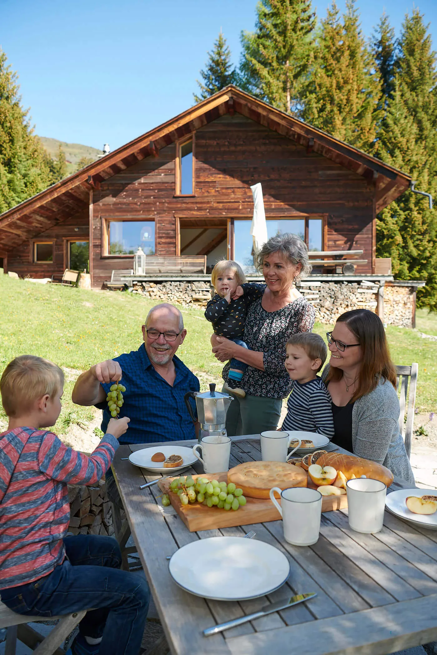 Mehrere Generationen beim Picknick