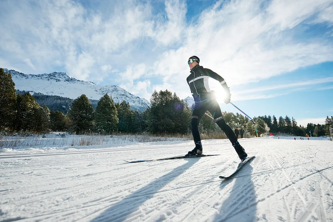 Frau beim Langlaufen