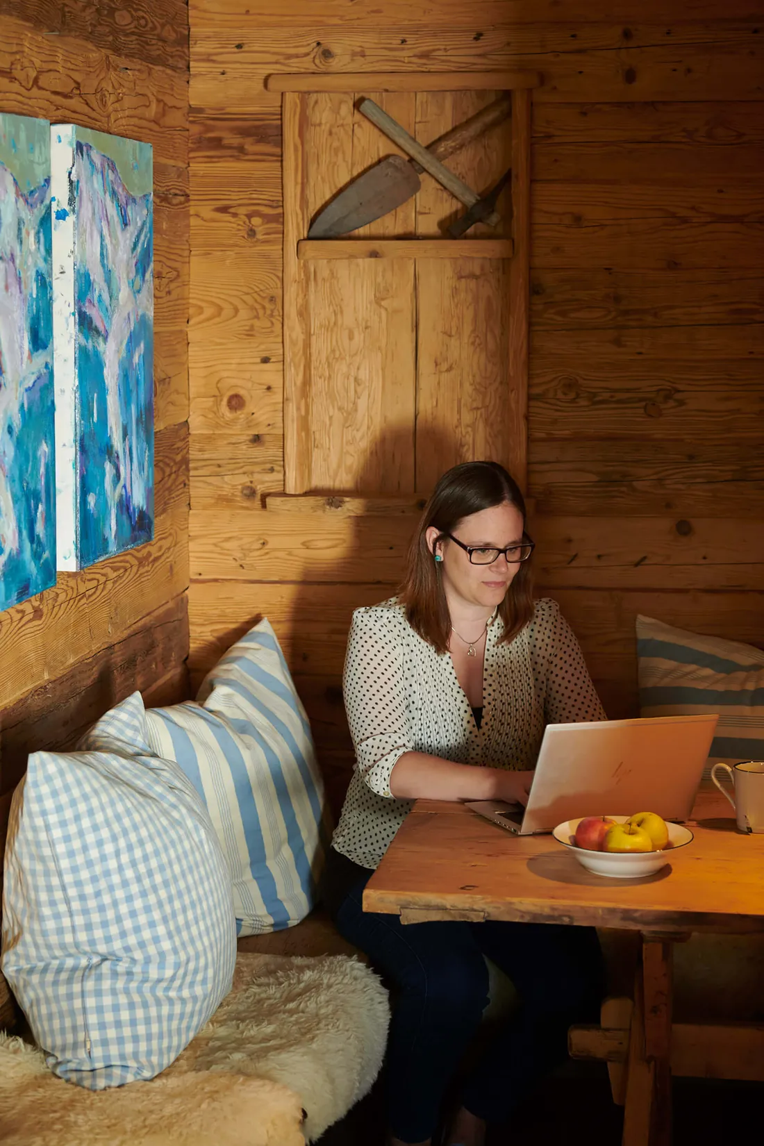 Frau am Esstisch mit Laptop