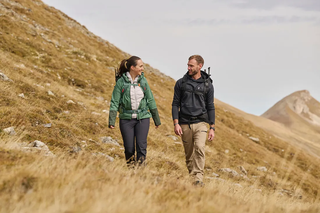 Mann und Frau beim Wandern