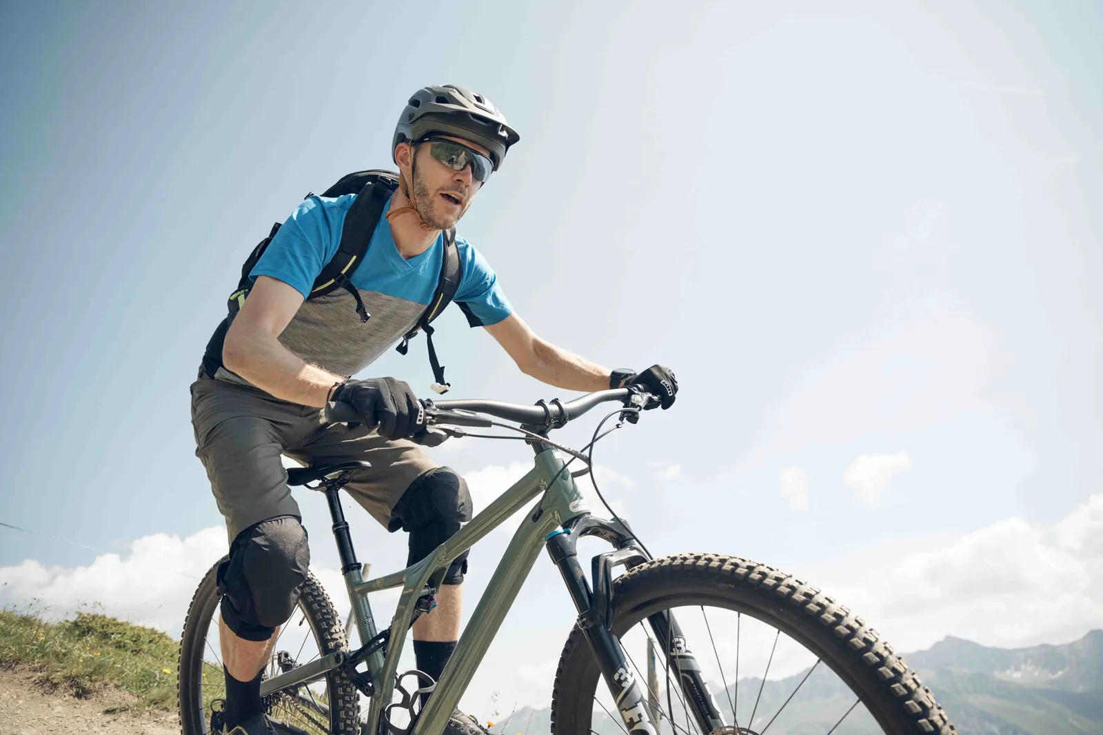 Mann beim Biken in den Bergen