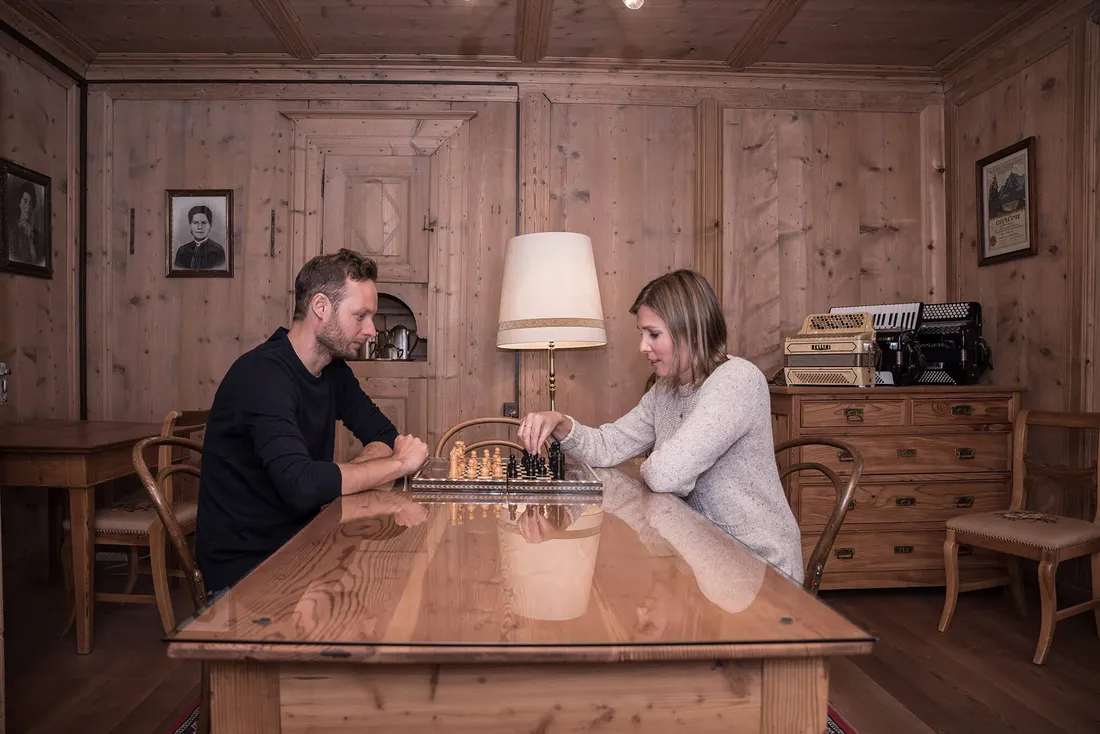 Junges Paar spielt Schach