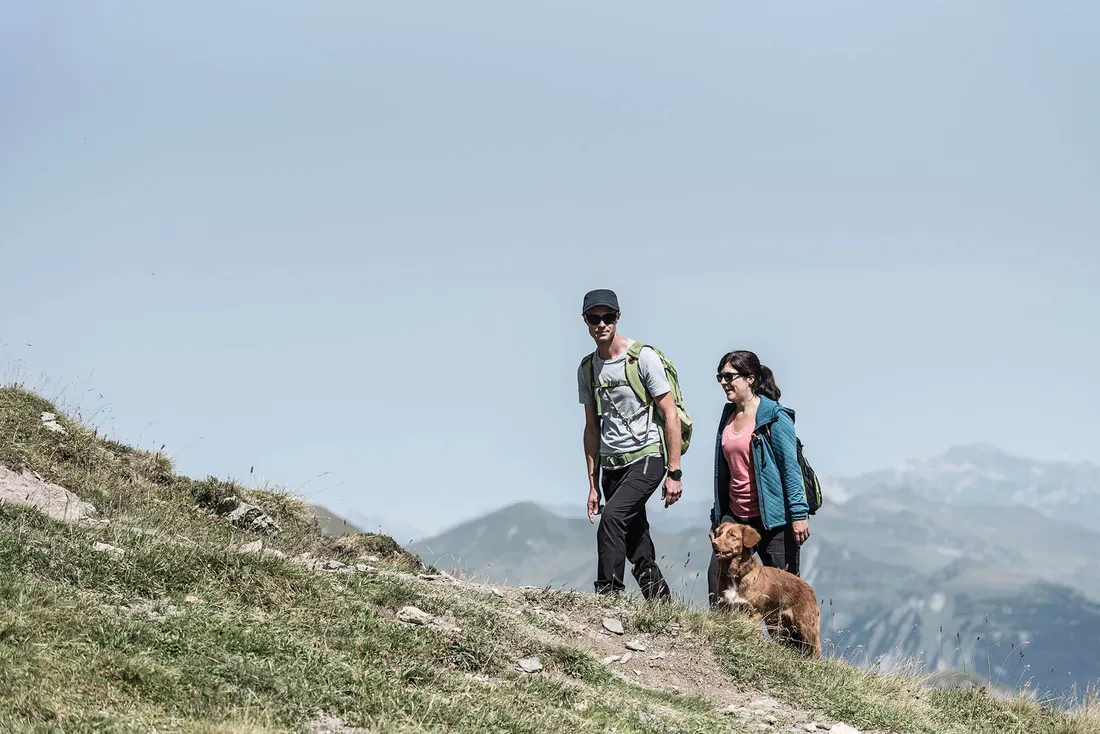 Paar bei einer Bergwanderung