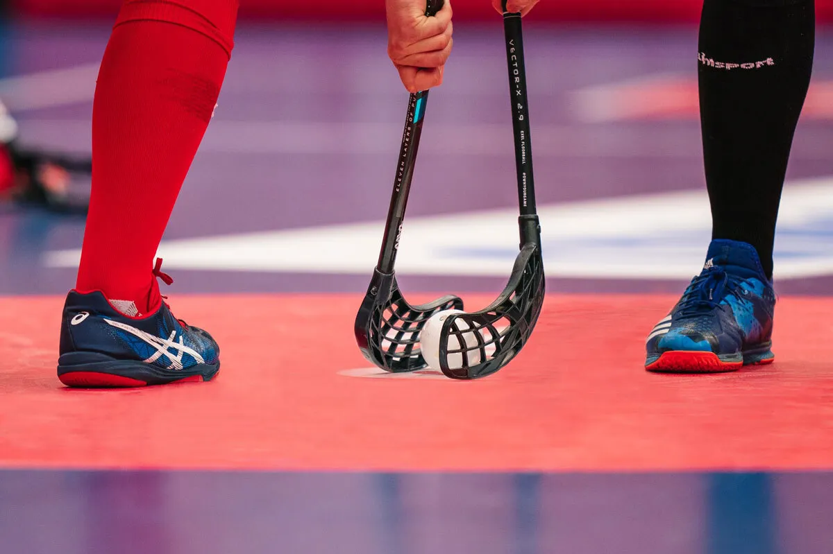 Zwei Unihockeyspieler beim Bully