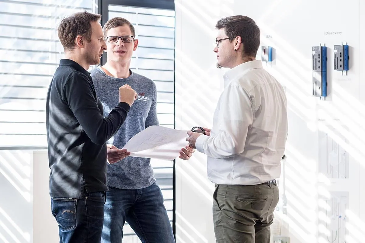 Drei Männer bei Besprechung