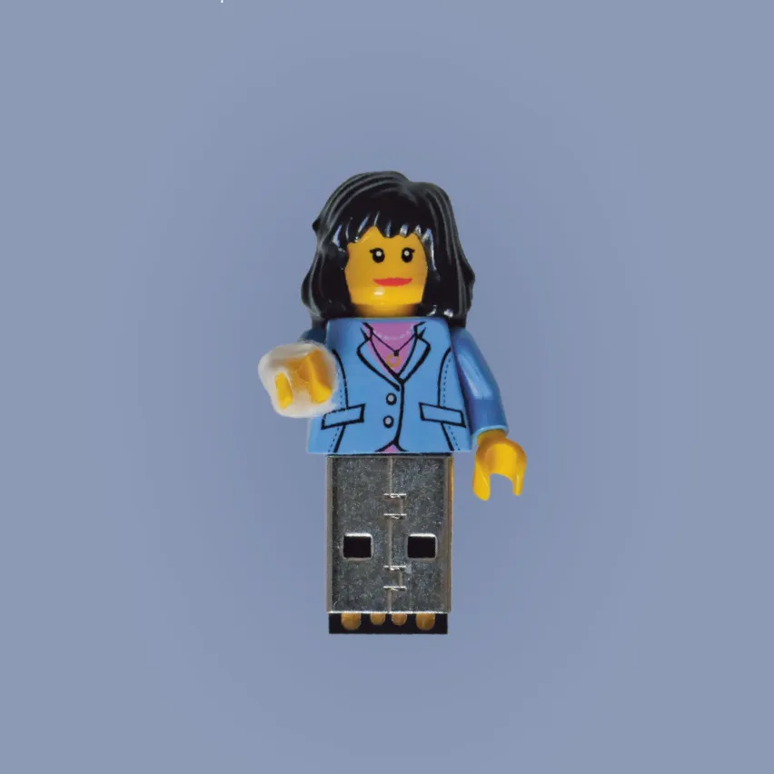 Lego-Figur mit USB-Stick