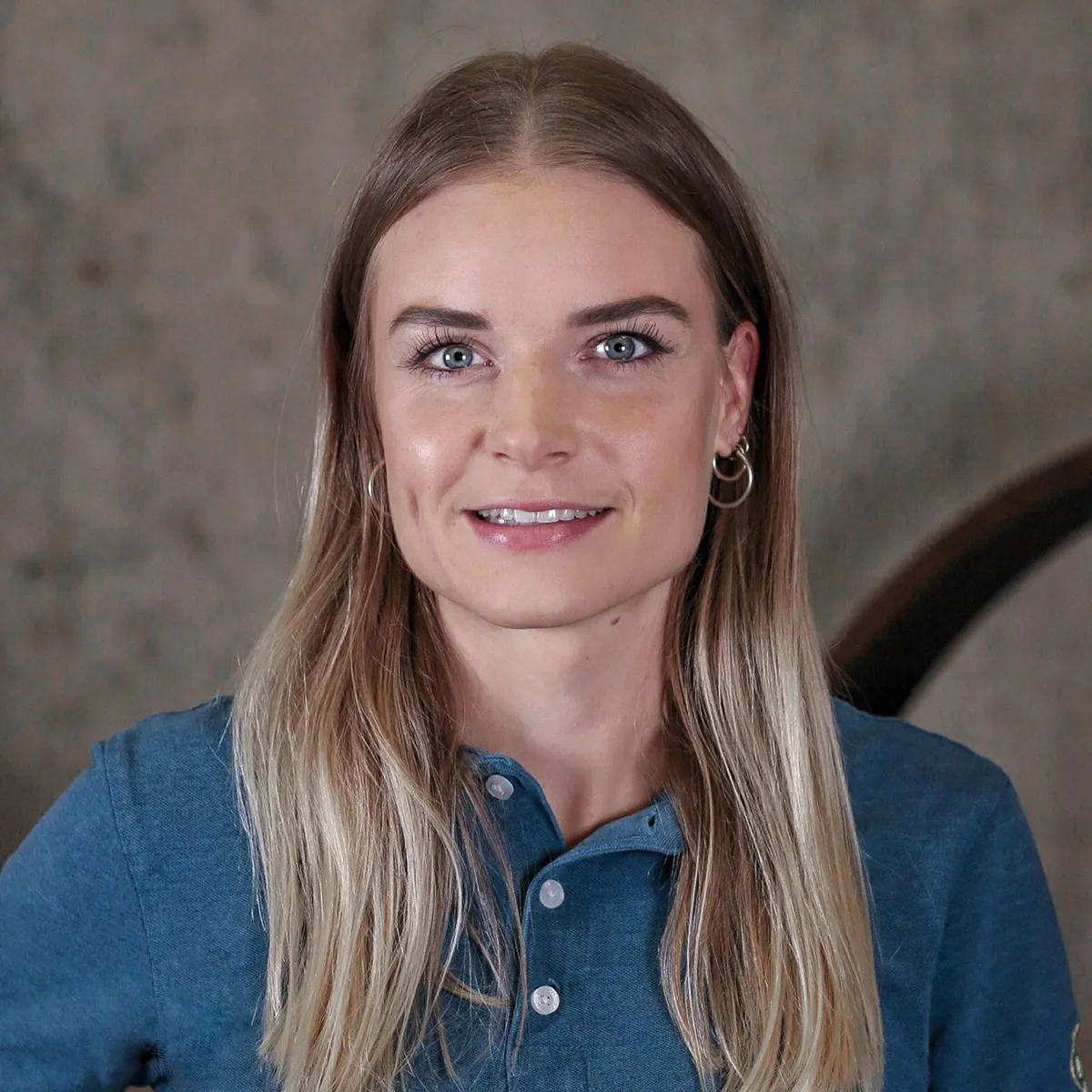Tatjana Zaugg ist Ernährungsberaterin BSc BFH mit Schwerpunkt auf Frauengesundheit und Sporternährung. Sie verfügt über Erfahrung aus dem Inselspital Bern und dem Spital Zollikerberg. Aktuell arbeitet sie bei betteryou, wo sie unter anderem Leistungssportler*innen betreut. Als ehemalige Boxsportlerin verbindet sie ihre fachliche Expertise mit persönlicher Sporterfahrung und unterstützt Frauen dabei, ihre Ernährung individuell und alltagstauglich auf ihre Bedürfnisse abzustimmen.