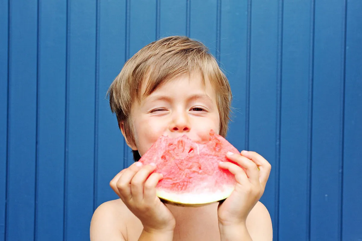 Kind isst Wassermelone