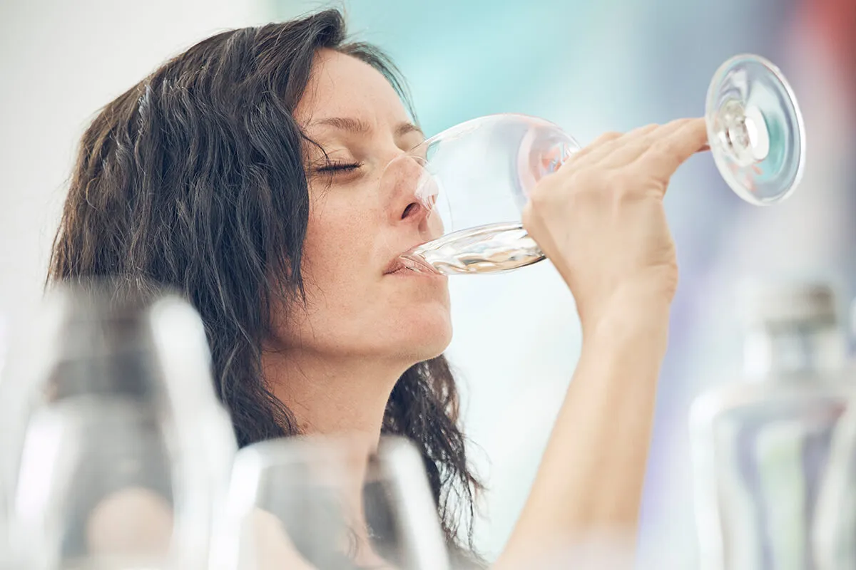 Frau degustiert ein Glas Wasser