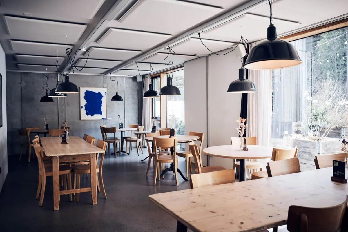 Vor dem Umbau ab 2016 gab es im damaligen Riders Palace noch kein Restaurant. Jetzt können im Erdgeschoss 79 Personen speisen, im Sommer gibt es eine Terrasse am Bach.