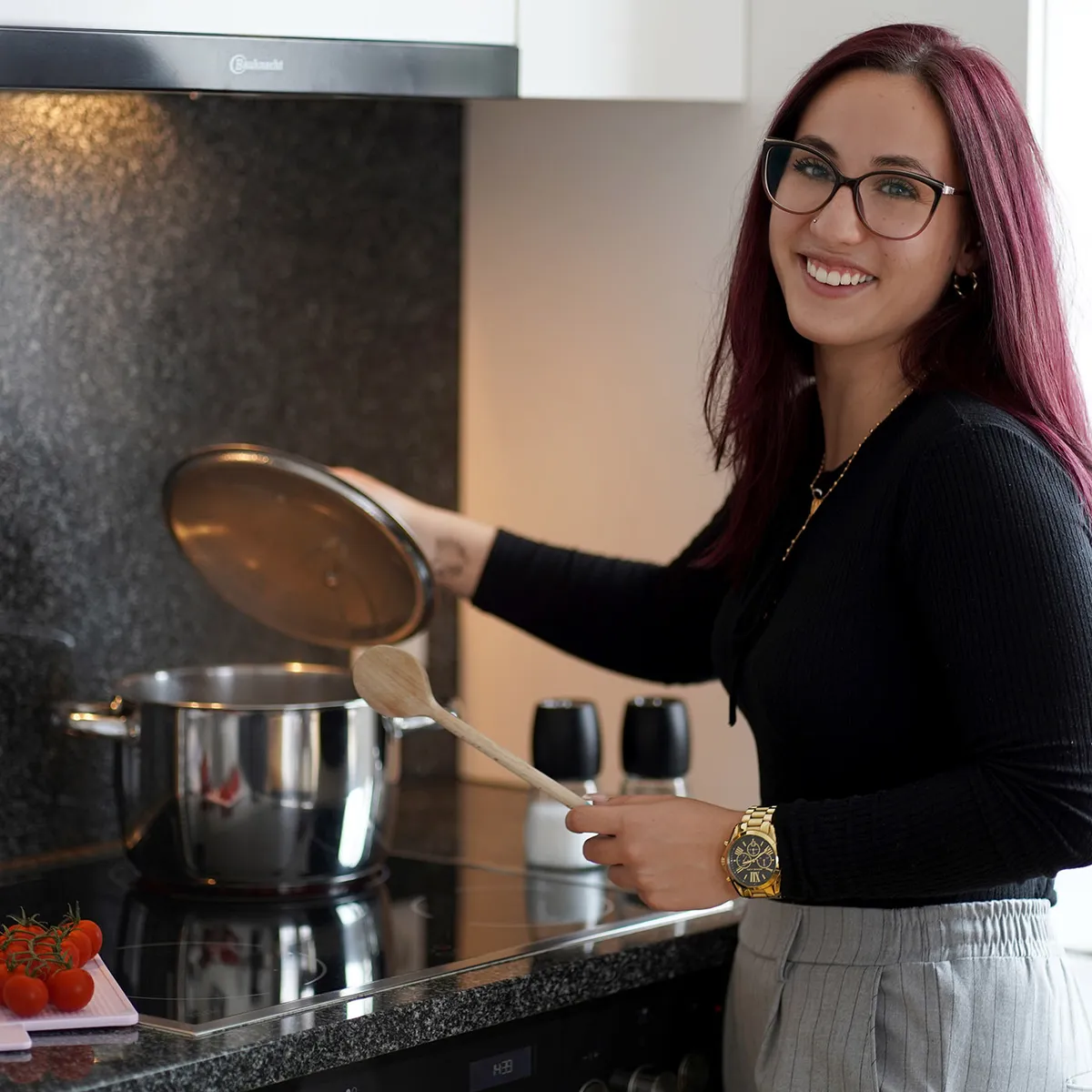 ÖKK Mitarbeiterin in der Küche