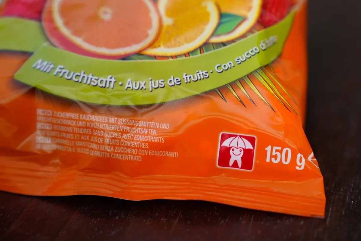 Symbol mit dem Zahnmännchen auf einem Süssigkeitenbeutel