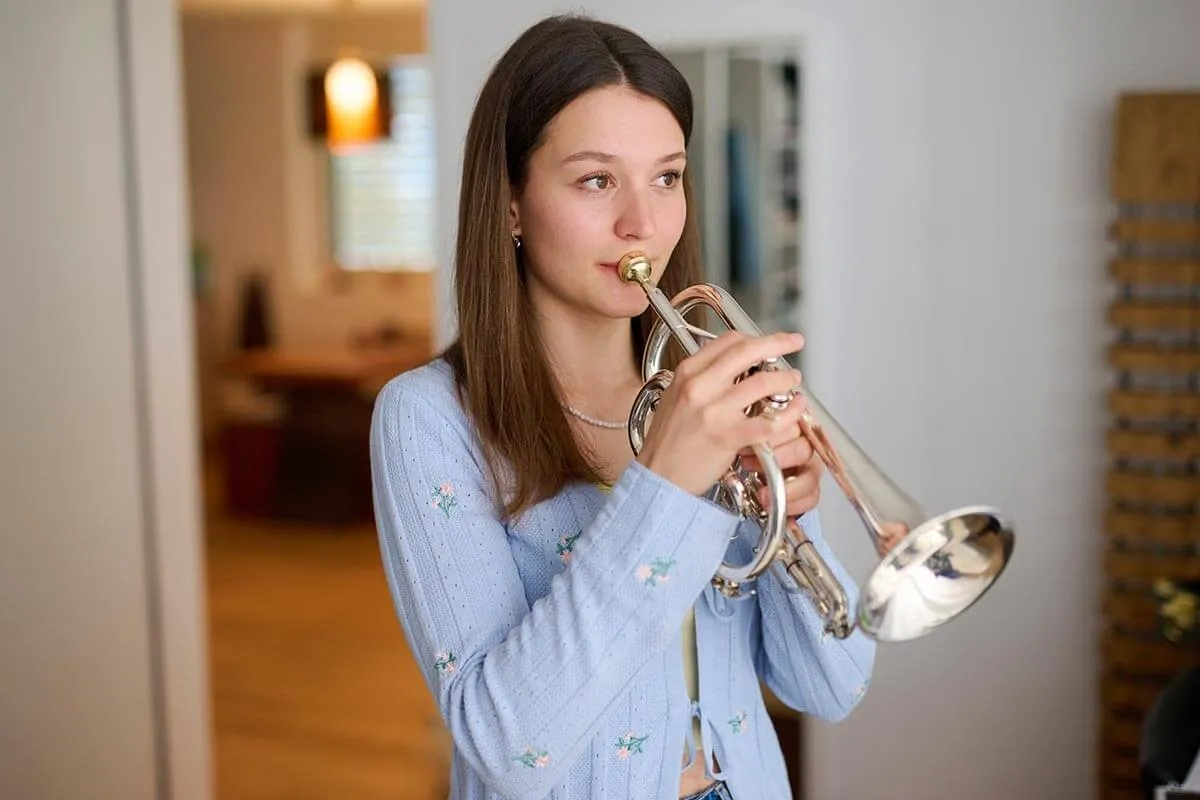 Mädchen spielt auf ihrem Kornett