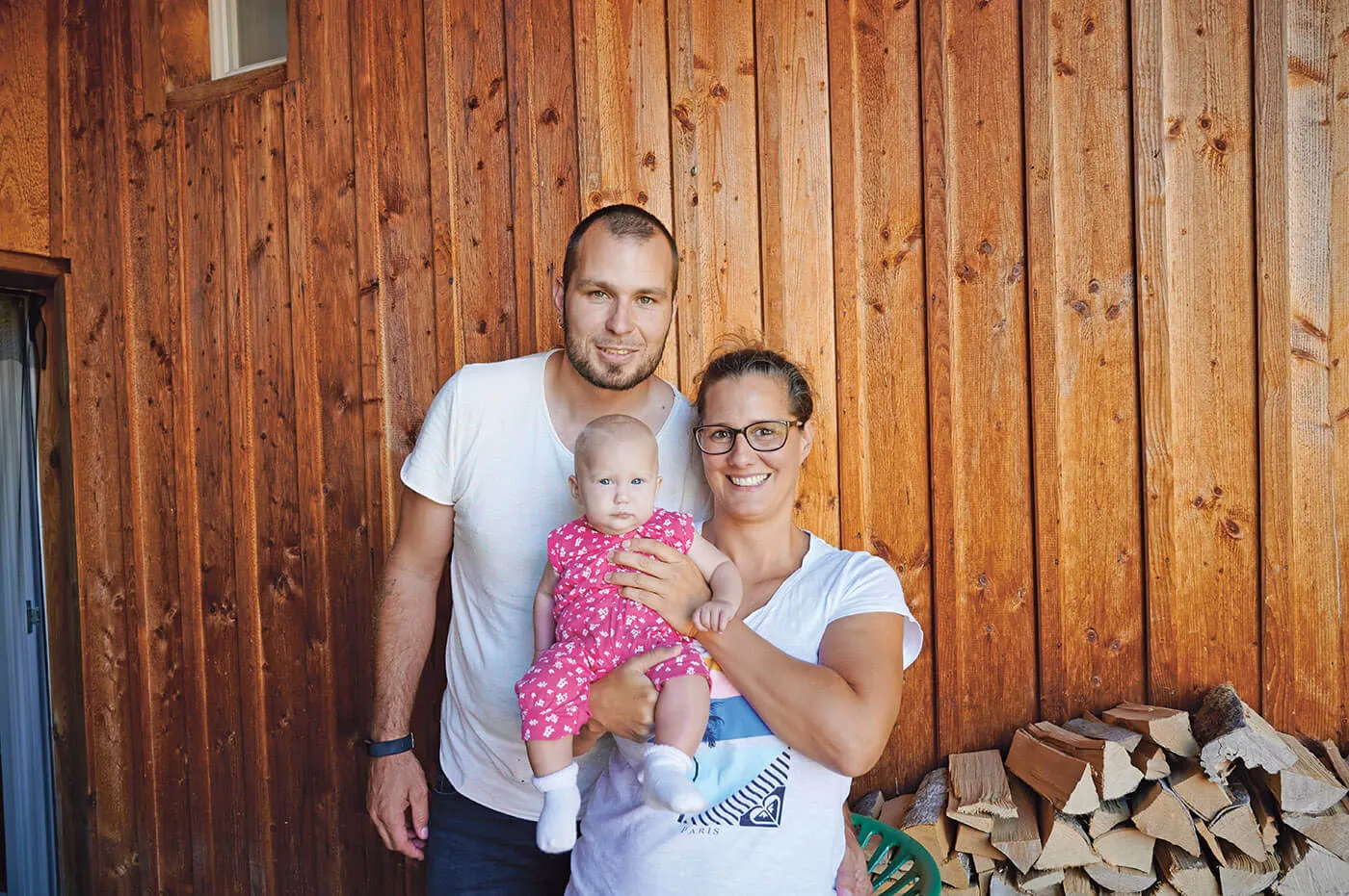 Junge Eltern, die eine Geburt während Corona hatten, vor ihrem Haus