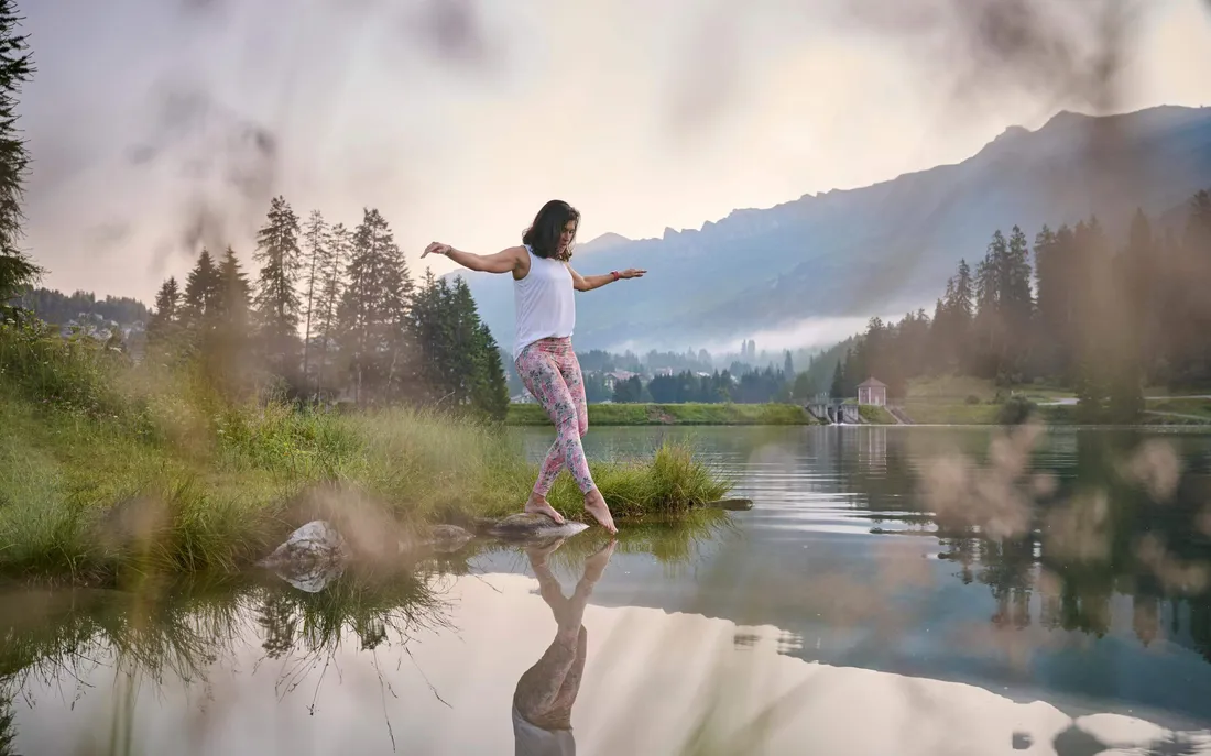 Frau hält Zeh in einen See