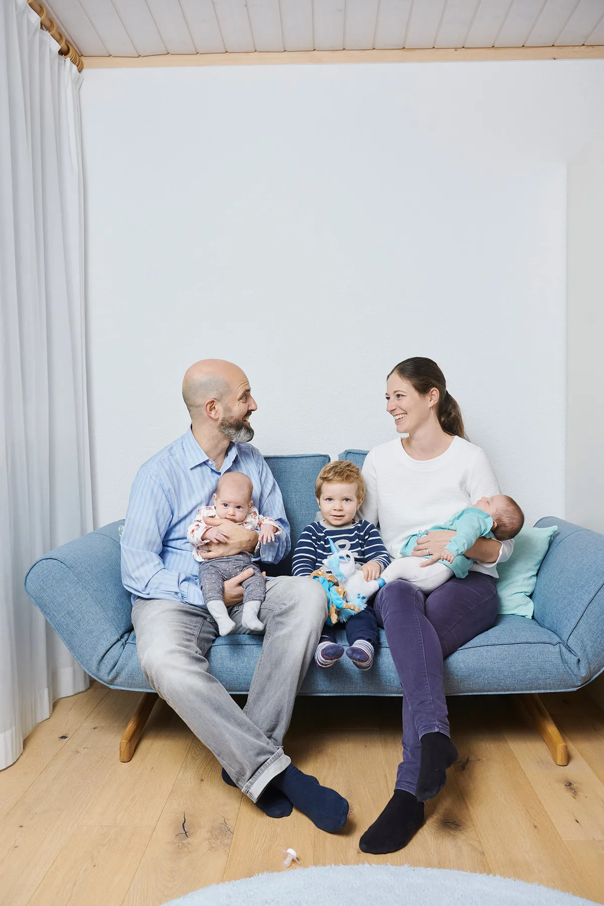 Stéphanie (37) und Yves (49) Hüsler mit Matthis (2,5) und den zwei Monate alten Zwillingen Juliette (rechts) und Estelle.