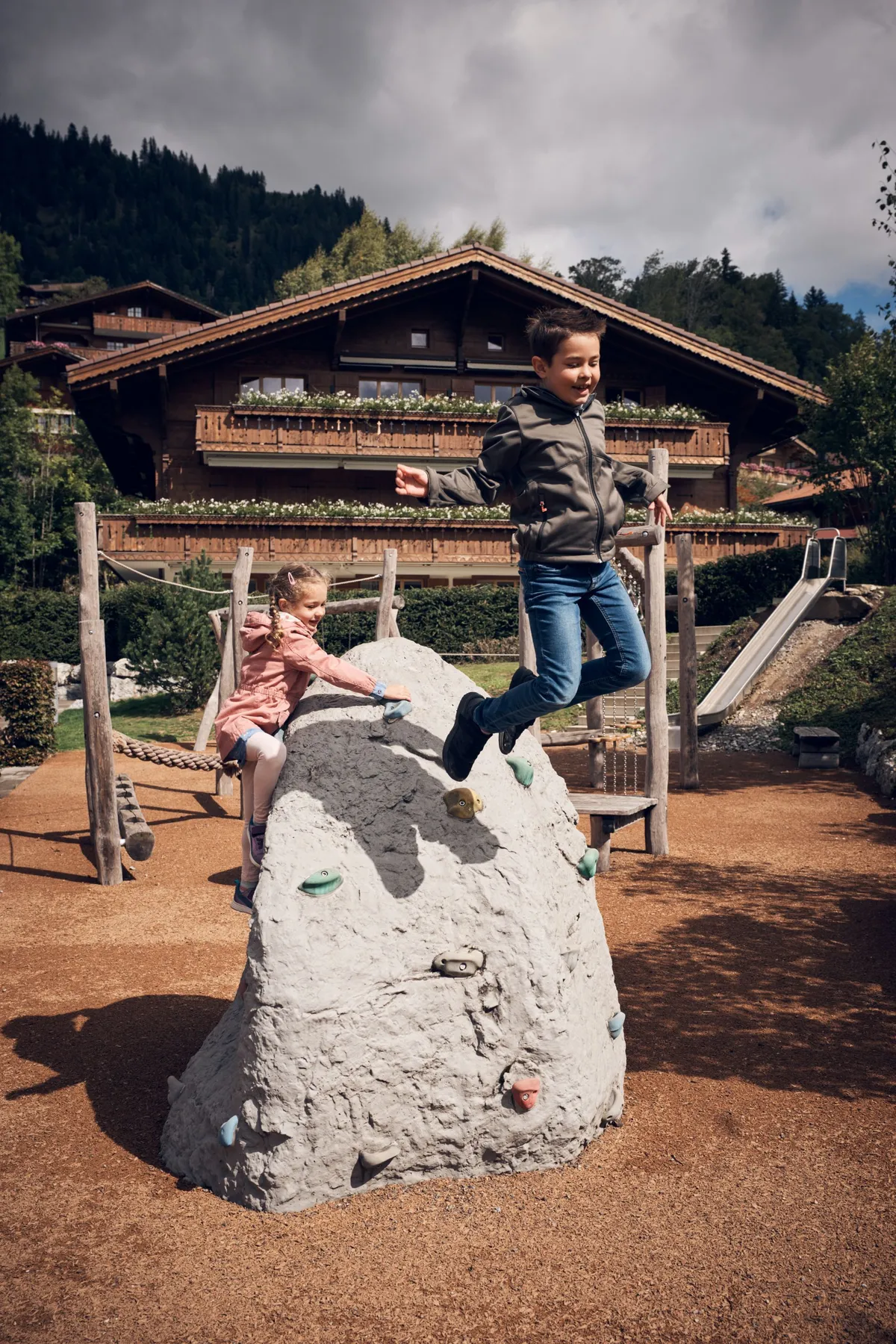 Gemeinsam Abenteuer erleben: Eline, ihr Bruder Noé und die Eltern Valery und Patrick Beer geniessen die Umgebung des Hotels Spitzhorn in Saanen BE.
