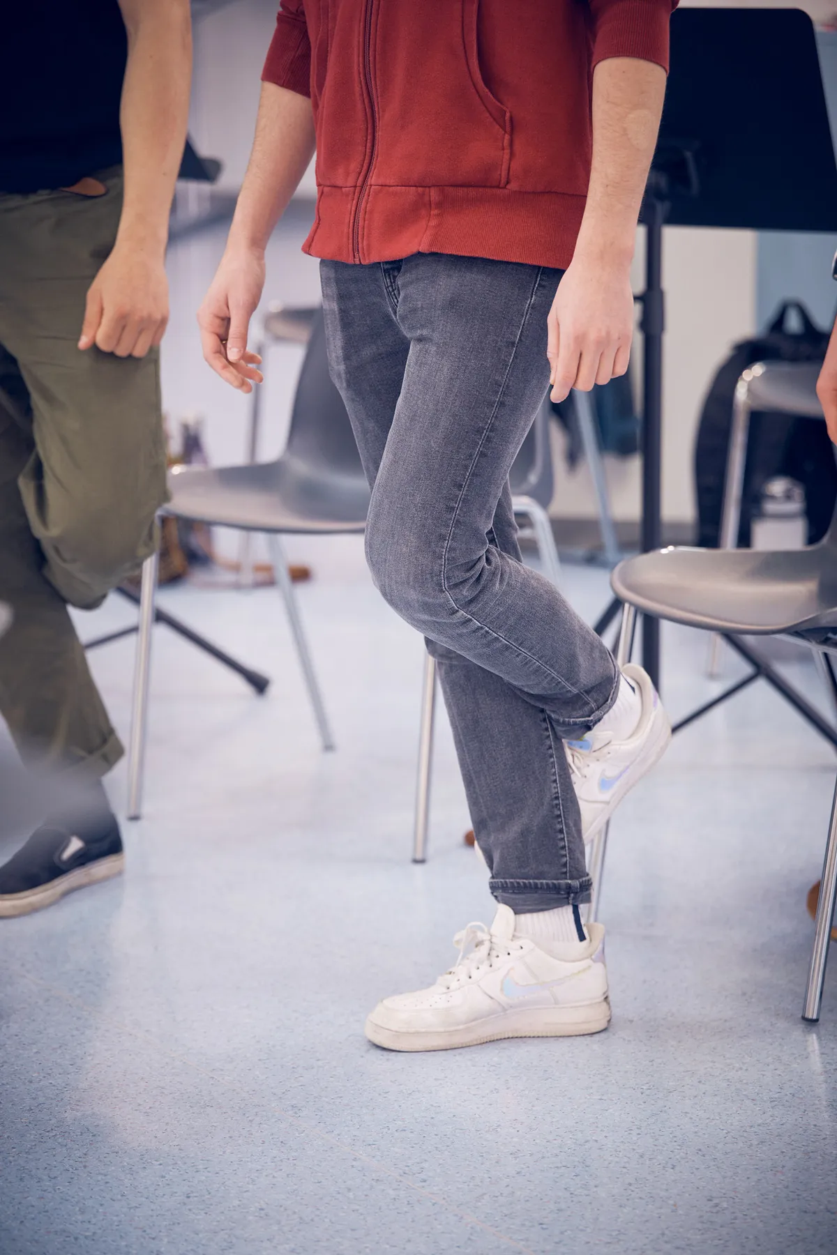 Singen auf einem Bein, eine Übung zur Erhöhung der Körperspannung und -wahrnehmung.