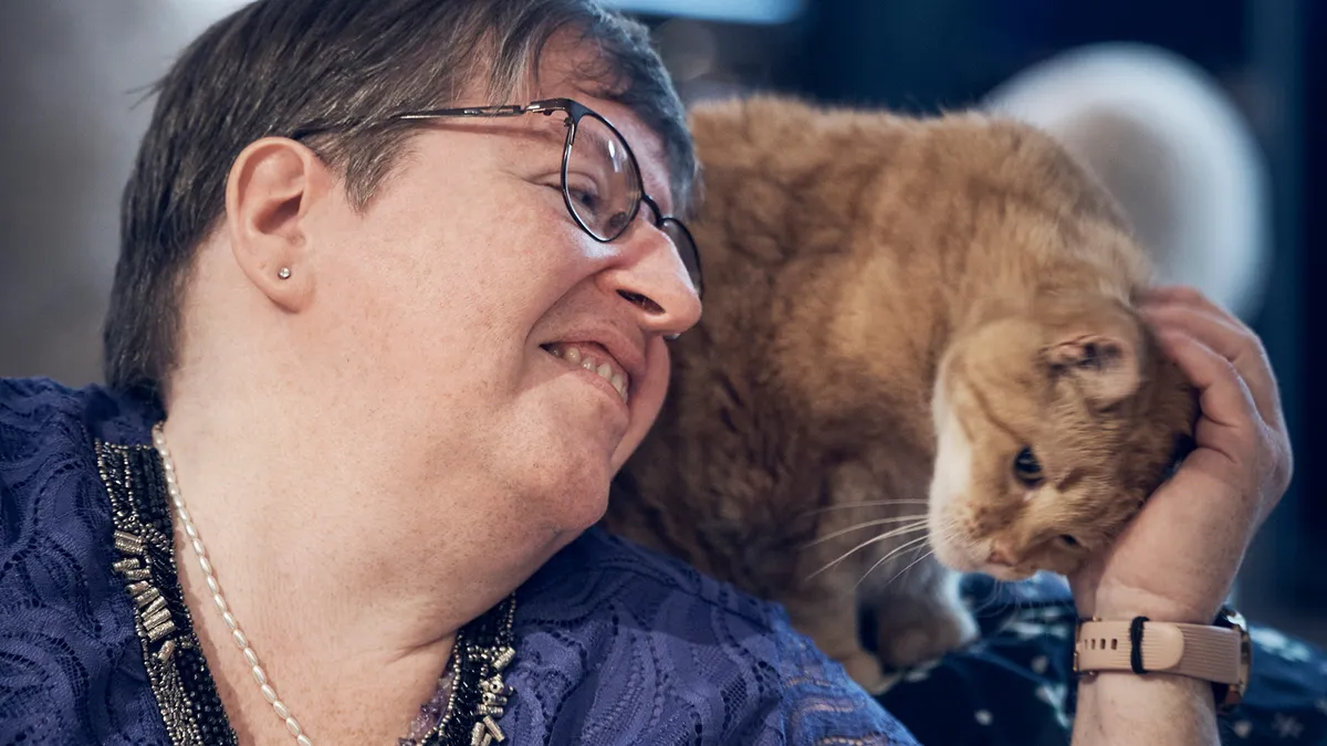 Frau streichelt ihre Katze