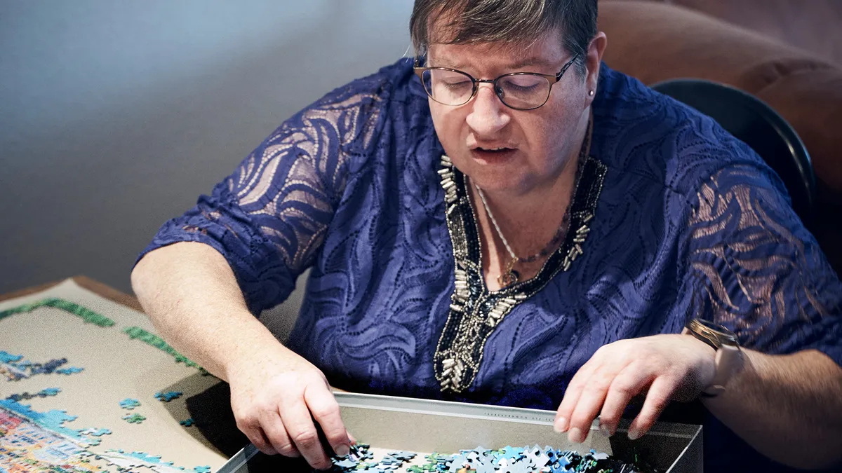 Frau macht ein Puzzle