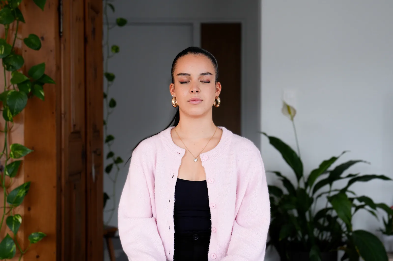 Person, die mit geschlossenen Augen sitzt und sich entspannt.