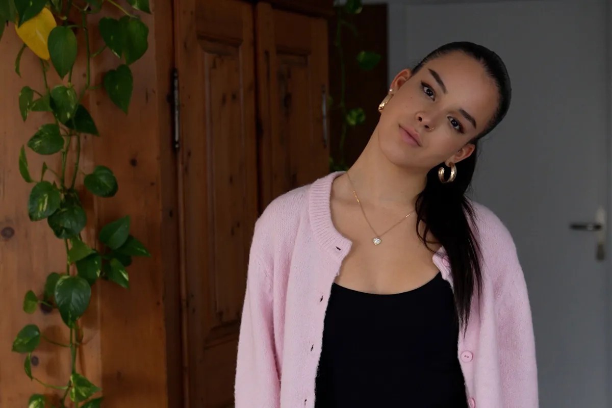 Person, die den Kopf auf die Seite hält, um den Nacken zu entspannen.