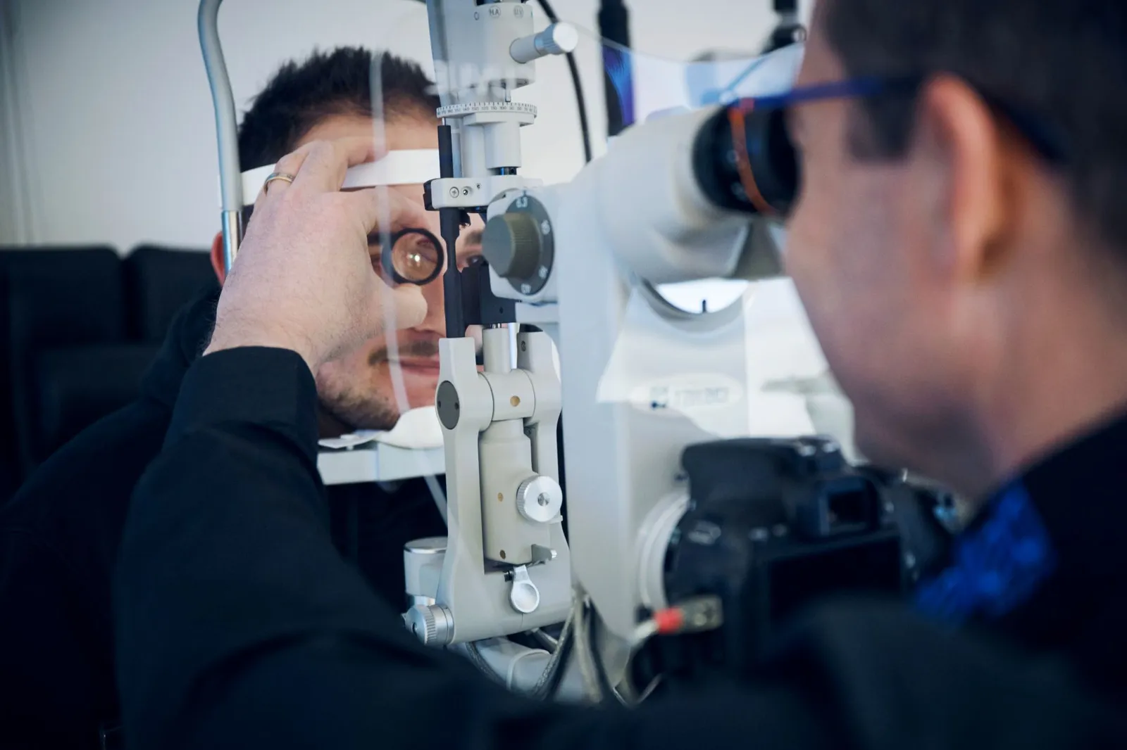 Mit der Spaltlampe erkennt der Gesundheitsoptiker allfällige Defekte im Auge.