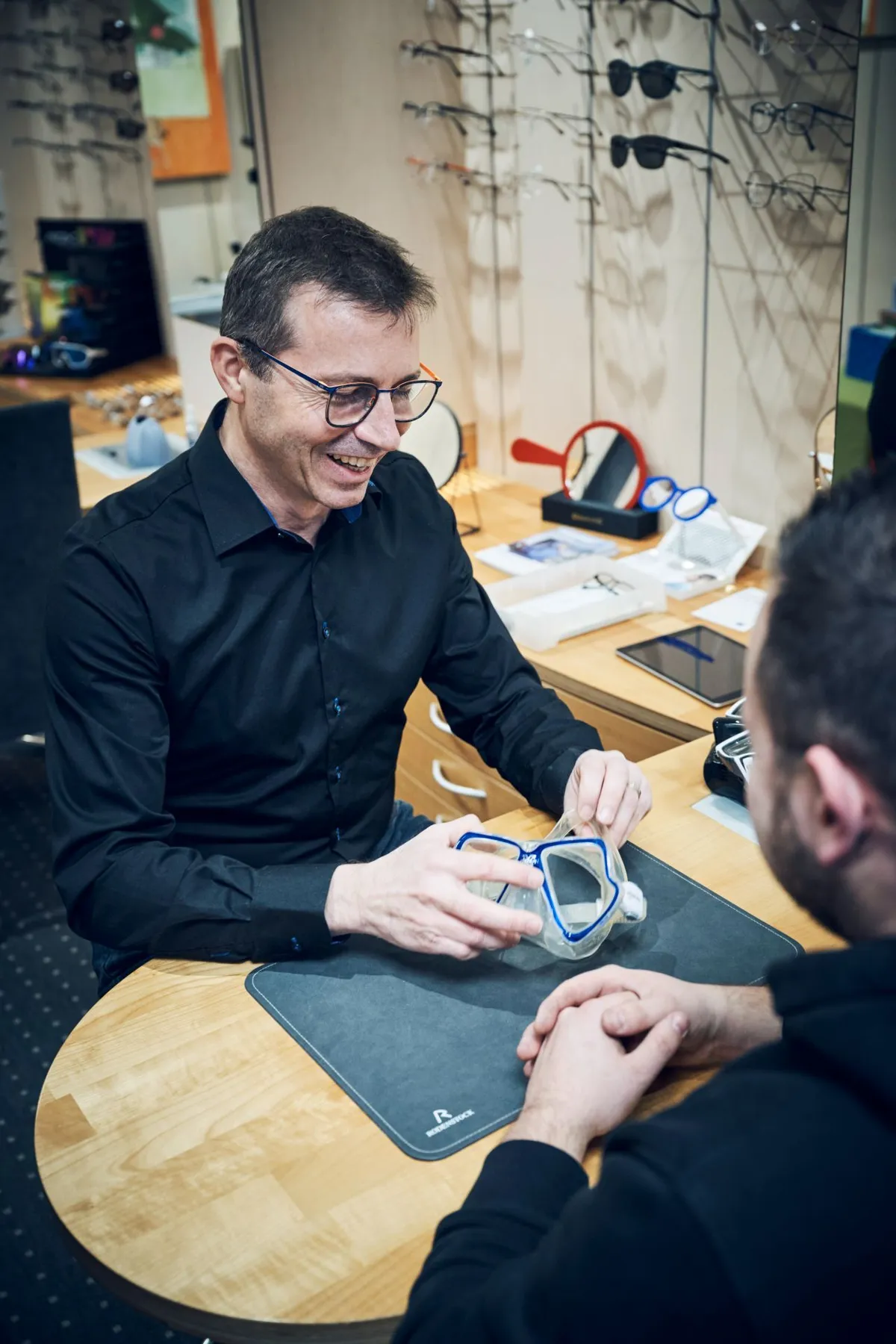 In eine Tauchmaske lassen sich mit der nötigen Fingerfertigkeit korrigierte Brillengläser kleben.