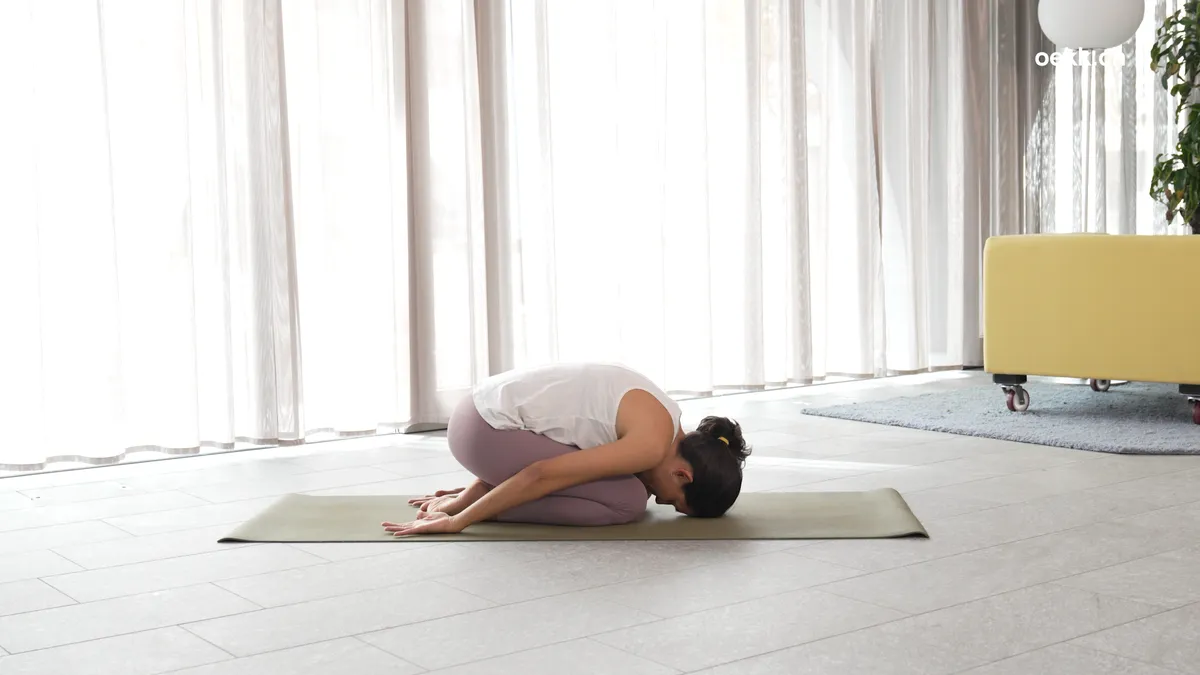 - knien, Gesäss auf Fersen legen
- Stirn auf den Boden legen
- Arme neben den Körper legen, Handinnenflächen zeigen nach oben
- Dehnung halten
