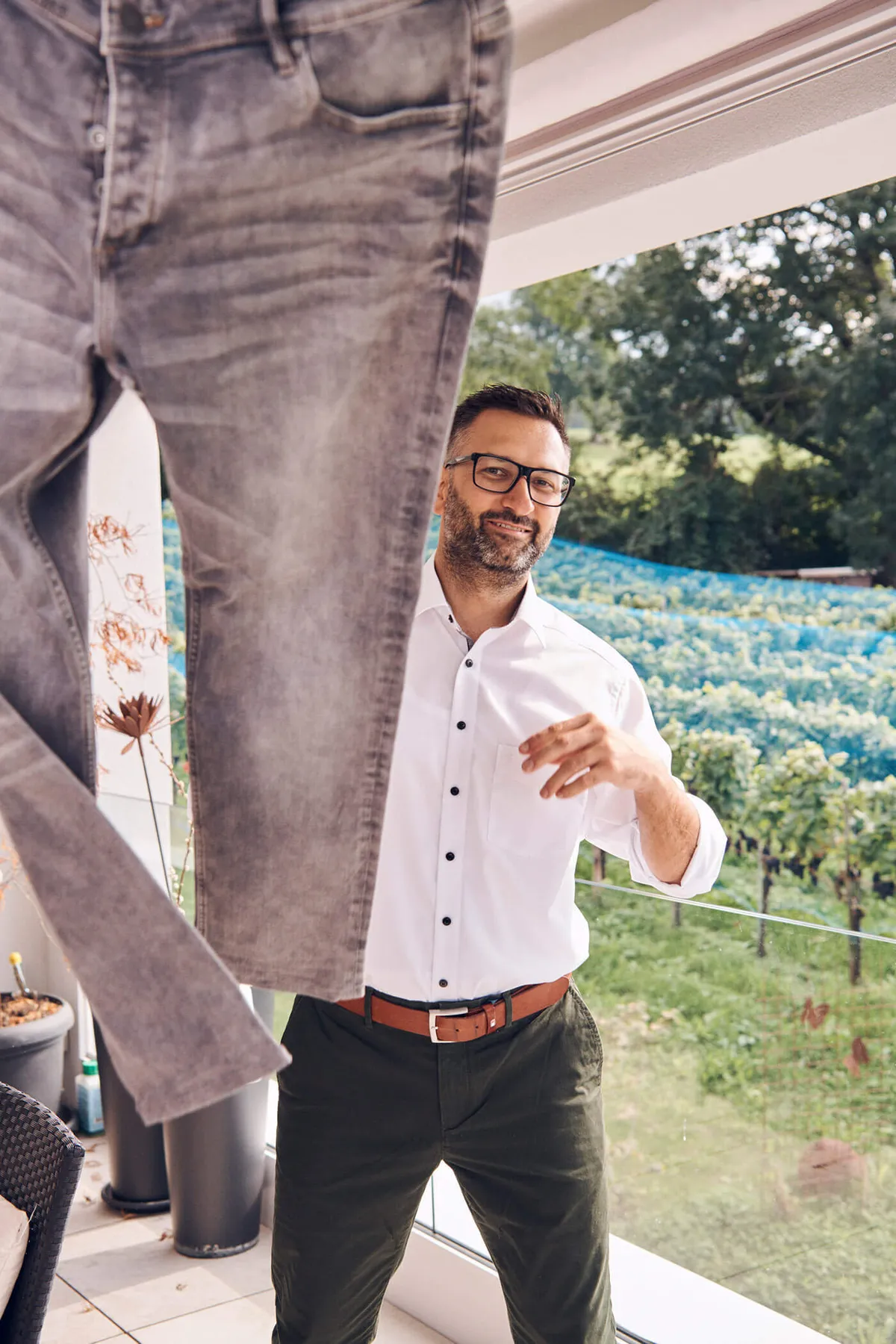 Mann wirft seine nicht mehr passende Hose weg