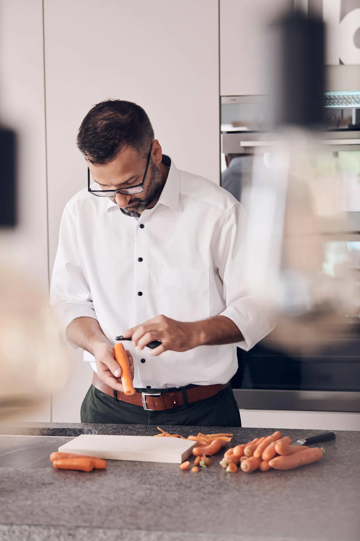 Man bereitet Karotten zu