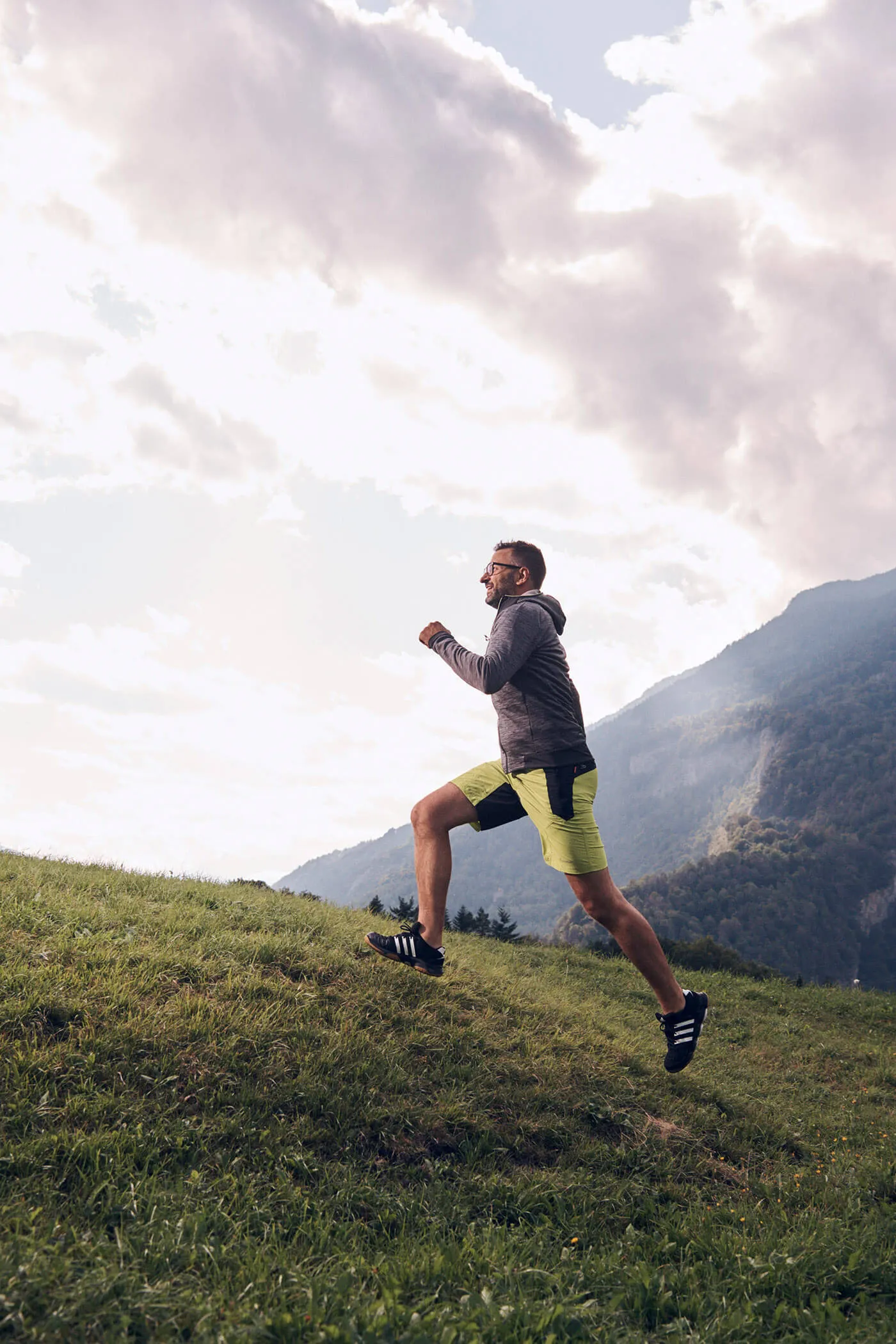 Mann joggt einen Hügel hoch