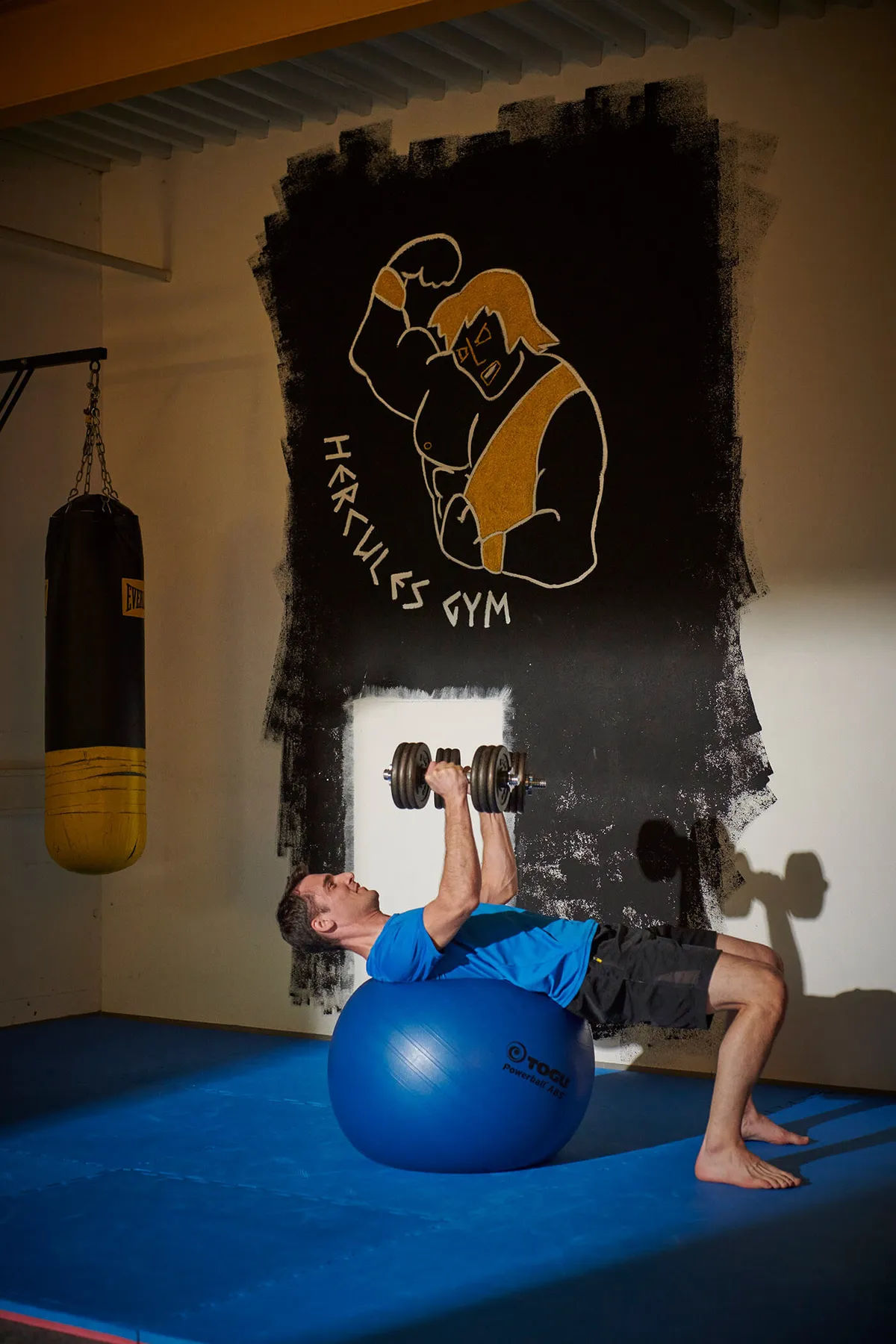 Mann übt auf einem Gymnastikball