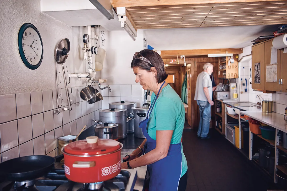 Hüttenwartpaar beim Kochen