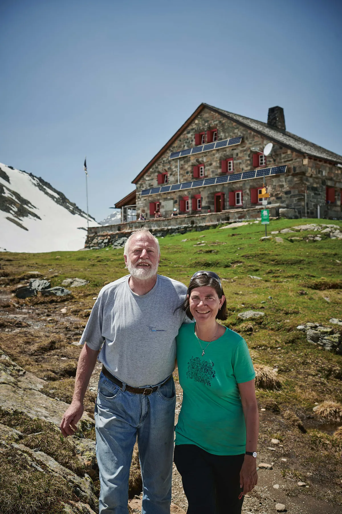 Hüttenwartpaar vor der Hütte