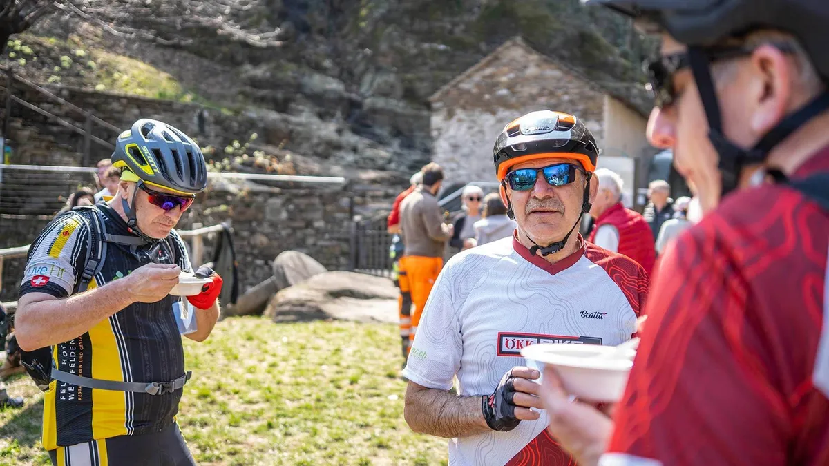 Drei Mountainbiker machen eine gemütliche Pause
