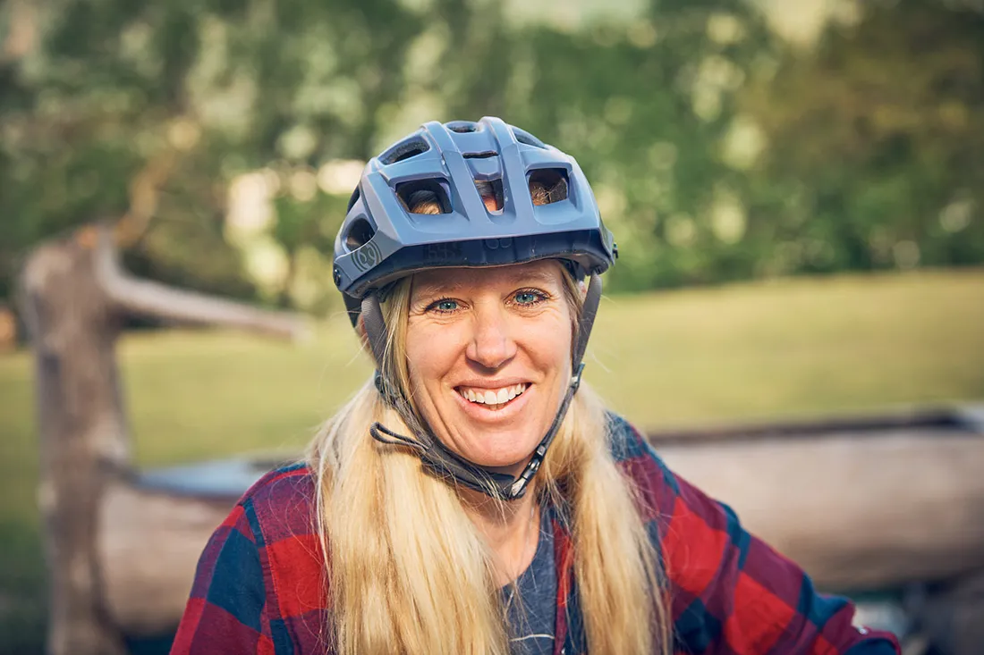 Frau mit Bikehelm