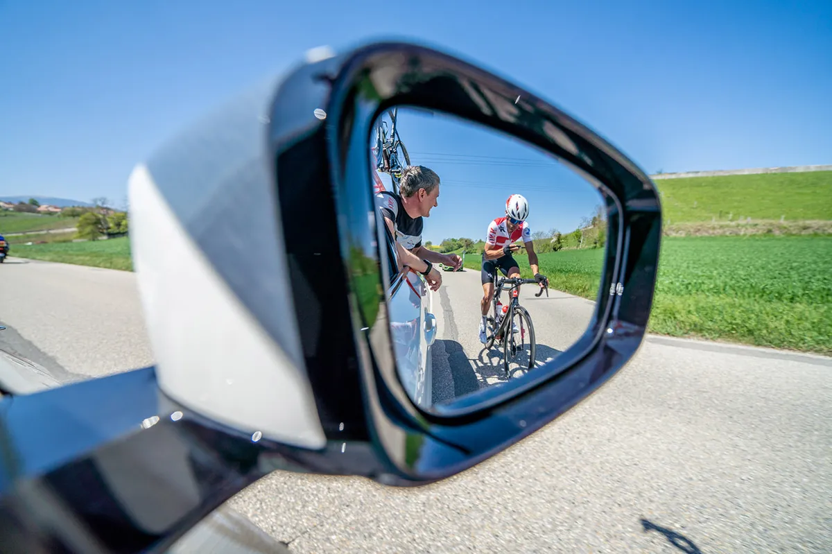 Radfahrer im Rückspiegel