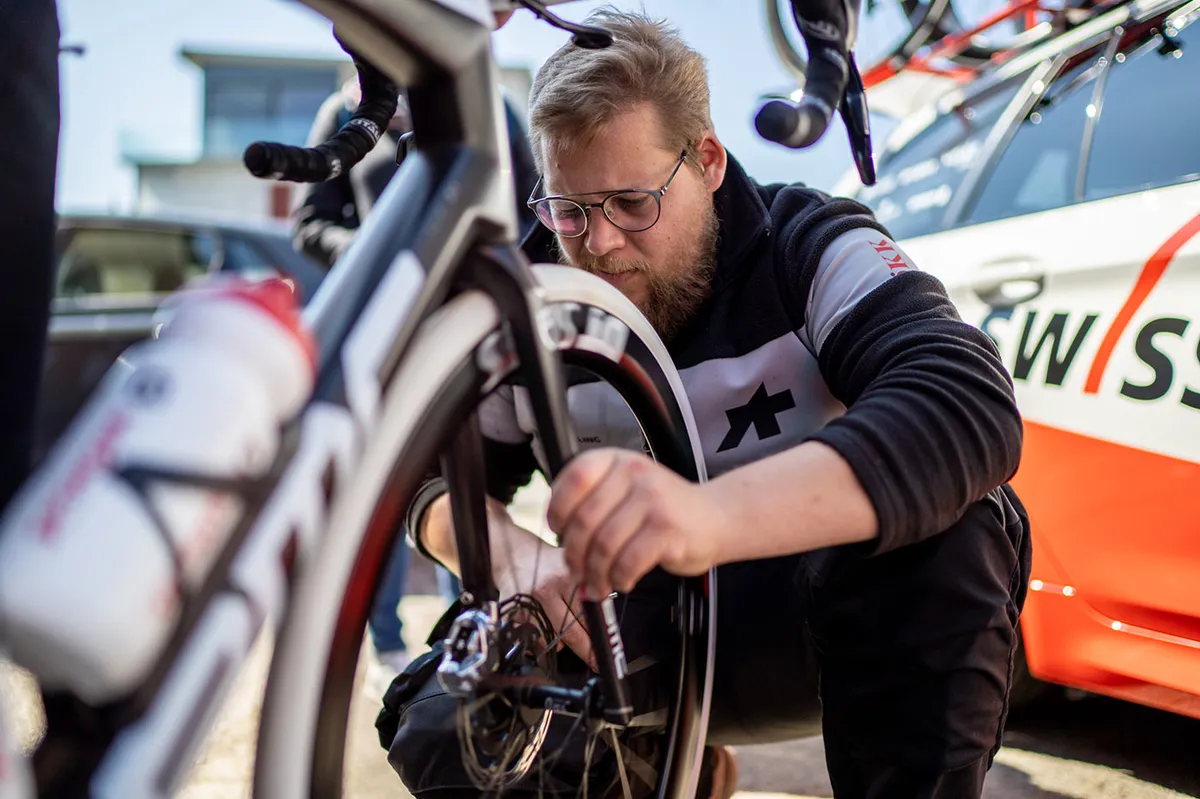 Velomechaniker montiert Vorderrad