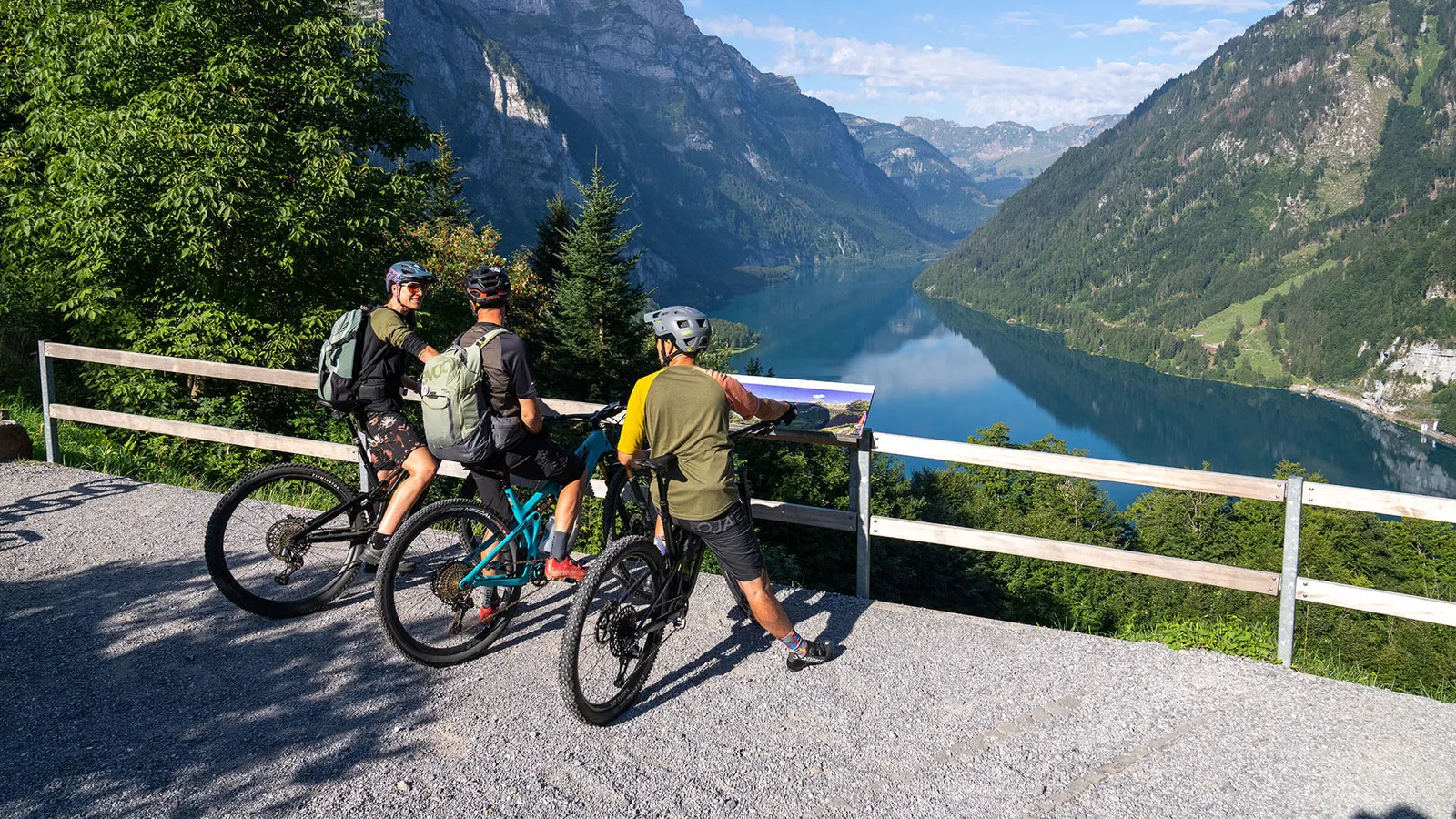 Drei Biker blicke auf einen See hinunter
