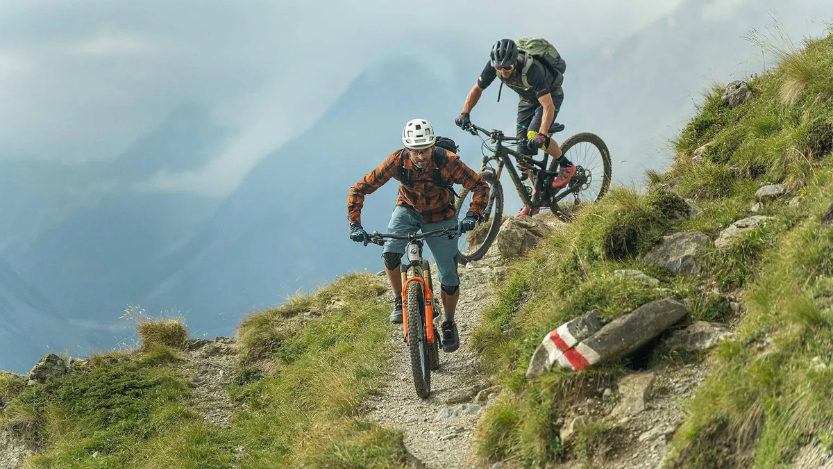 Zwei Mountainbiker auf technischem Singletrail