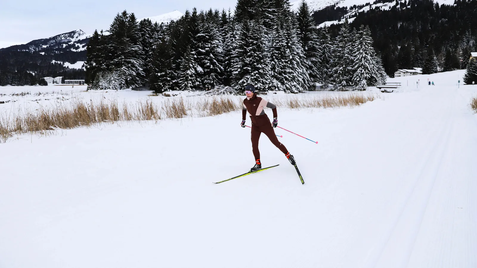 Frau skatet dem zugeschneiten See entlang