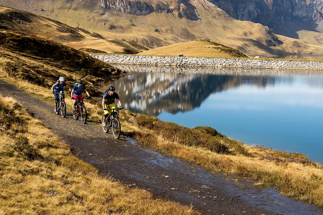 Mountainbiker fahren einen See entlang