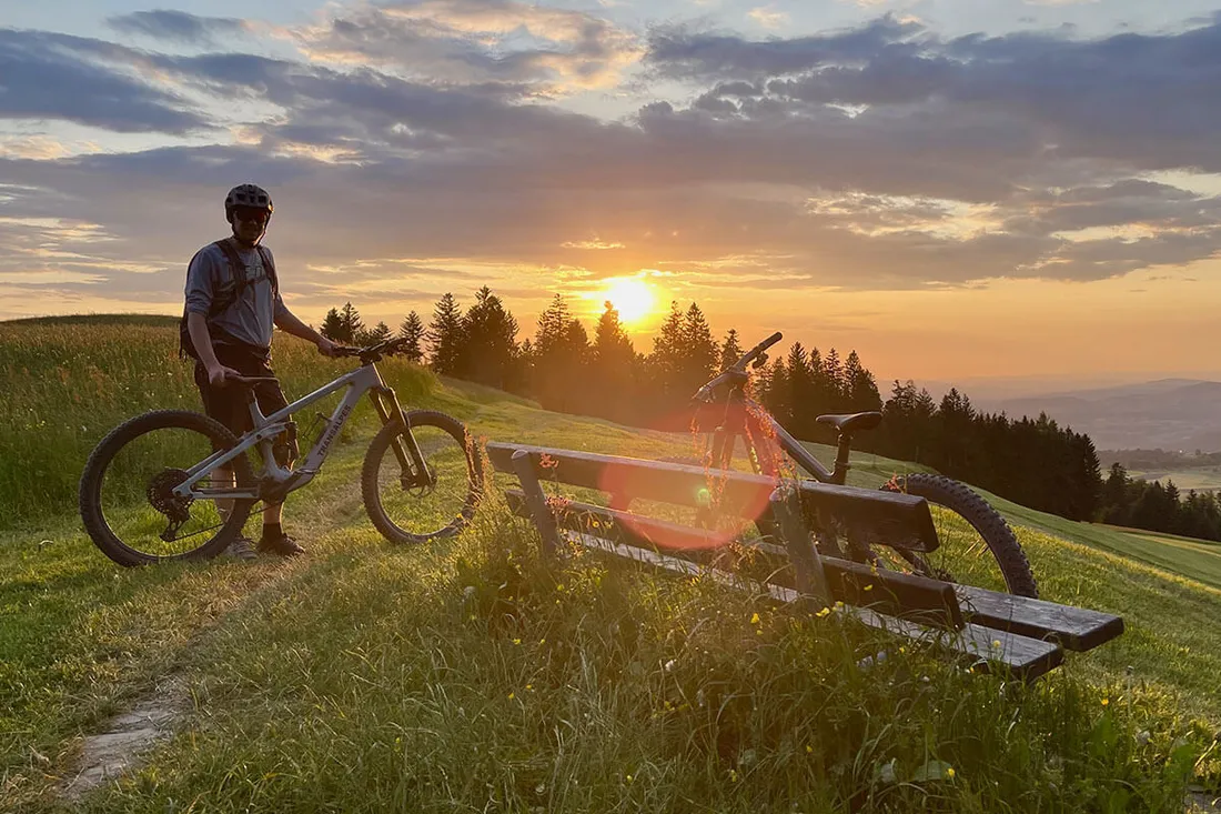 Mountainbiker beim Sonnenuntergang auf einem Hügel