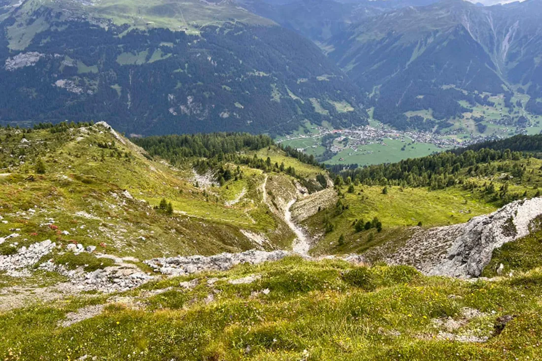Blick auf einen Biketrail in Davos von oben