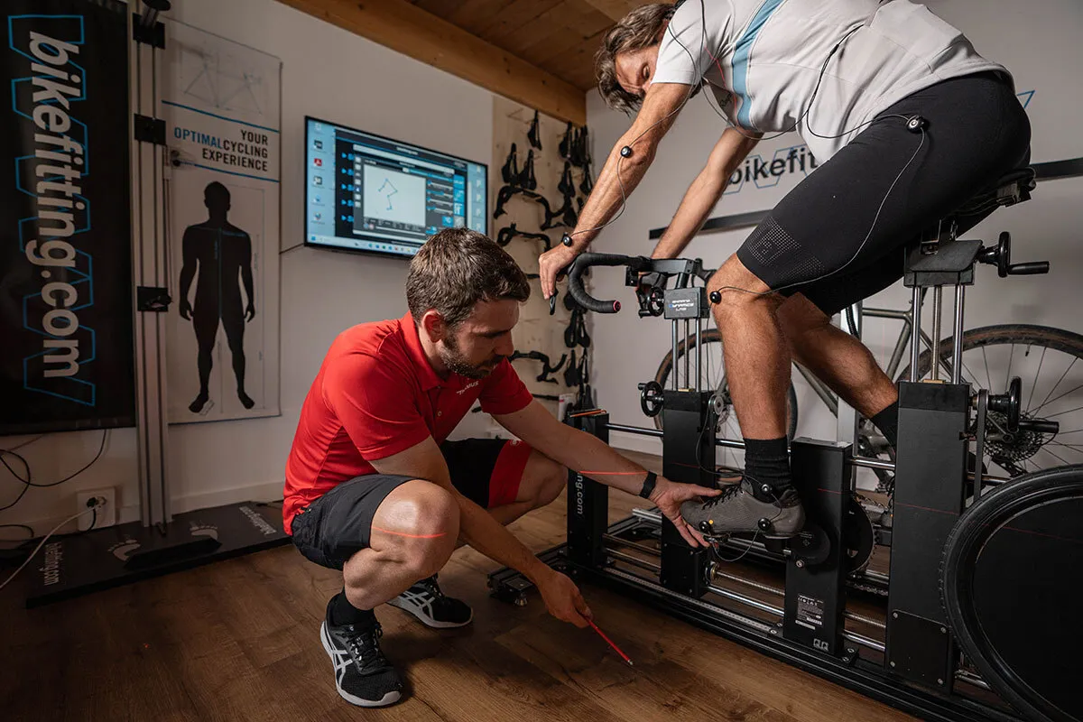 Kunde wird für ein Bikefitting vermessen