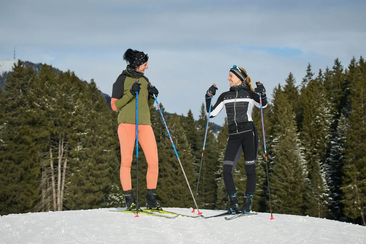 Zwei Frauen unterhalten sich beim Langlaufen